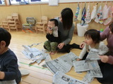 おひさまランド　新聞で遊ぼう