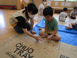 ダンボールにプツプツ・・・。
