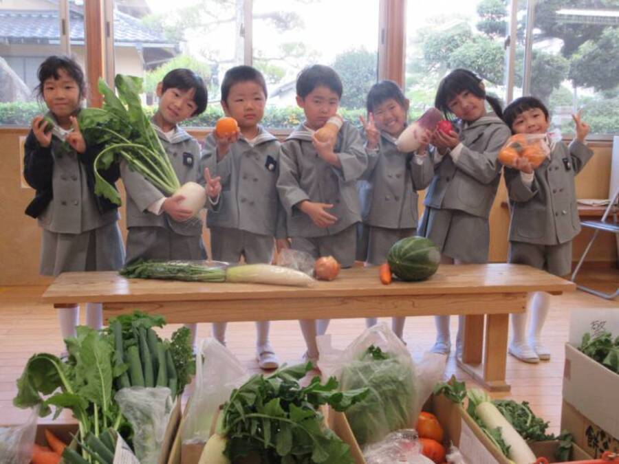 ~収穫感謝礼拝~たくさんの野菜や果物をありがとうございました。お家で育てた野菜や、季節の果物、珍しい野菜をさがして持ってきてくれたお友達もいました。いろんな種類の美味しい食べ物を実らせてくださった神様に感謝の礼拝をささげてから、2つのグループに分かれて地域の施設にお届けにいってきました。