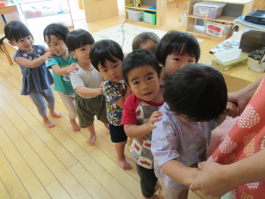 ホールへ行く時間になると、お部屋の中にたんぽぽ列車が登場します。「お乗りの方はご乗車くださーい!」最初は1人2人だったお客さんも今では8人全員が「乗りまーす!」と繋がってホールまで出発することが少しずつで出来るようになってきました♪