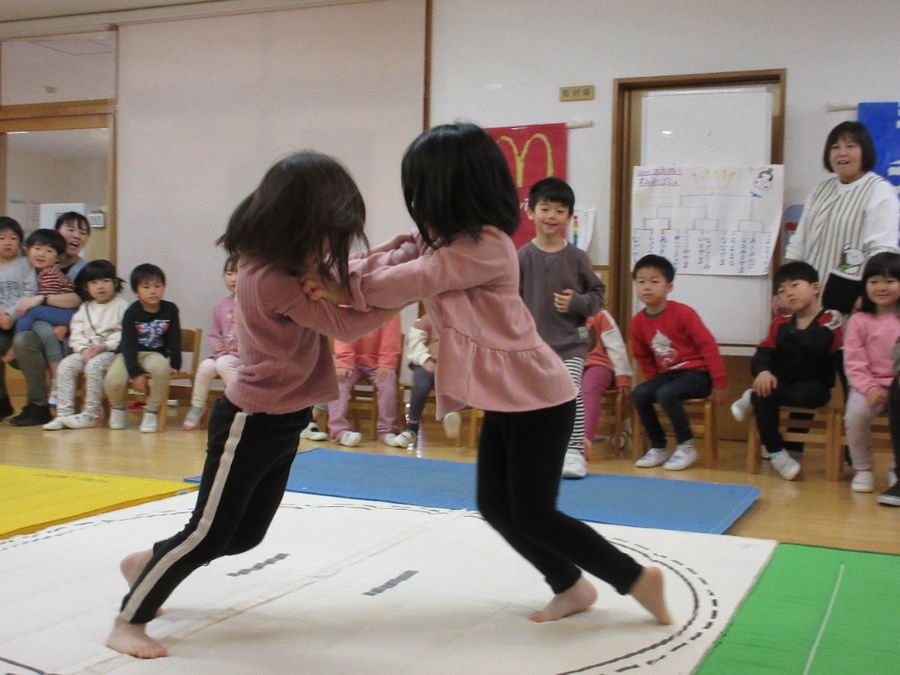 おすもう大会がありました!子ども達は、持っている力を出し切って頑張っていましたよ!負けて悔しい気持ちもありましたが、お友だちを「がんばれー!」と応援する姿も見られました♪また来年のみんなの活躍が楽しみですね!☆