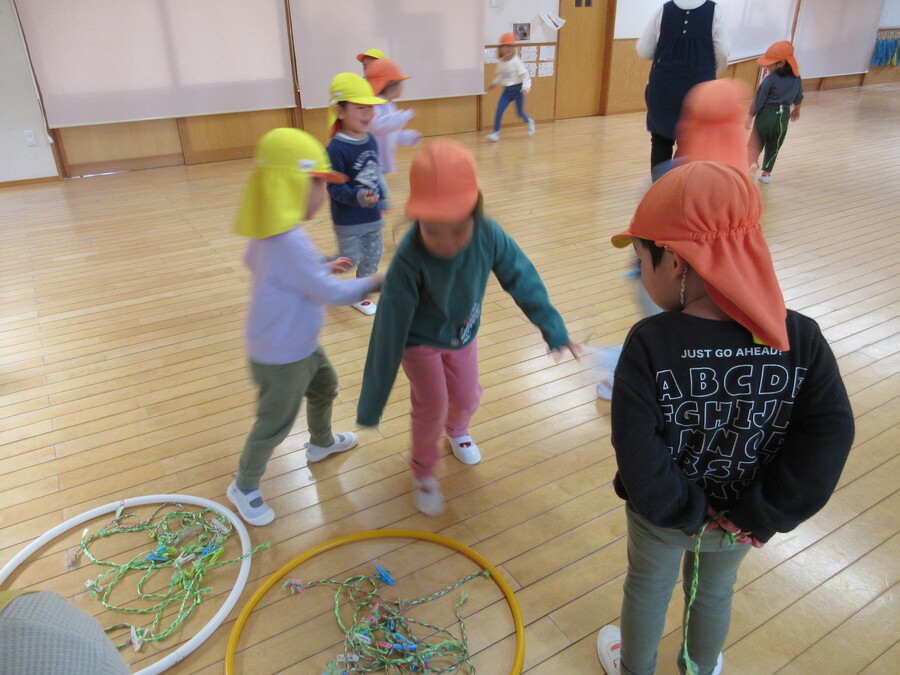 みんなで「しっぽとり」をしました♪新しいルールでの「しっぽとり」でしたが、子ども達はお話をよ~く聞いてルールを理解し、楽しんでいました!鬼ごっこが大好きなすみれさん♪しっぽを取られないように頑張っていました☆