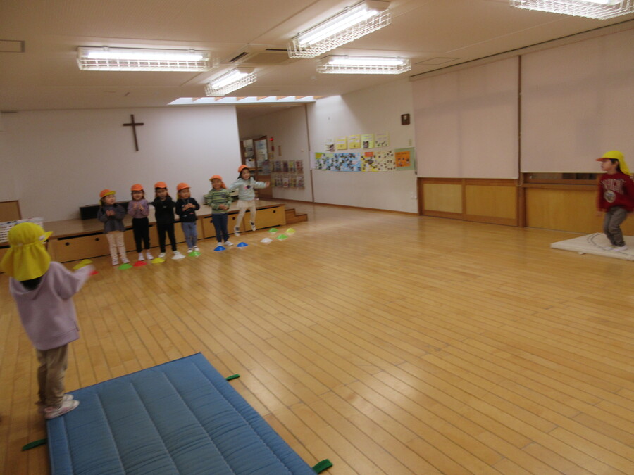 初めての遊び「ことりおに」♪子ども達は楽しくって「もっかいやろー!!」「今度はおにしたいー!!」と何度も繰り返し遊びを楽しんでいました☆鬼役が人気でなかなか決まらないときには、子ども達同士で「じゃんけんで勝った人にすればいいんじゃない?」と言って、じゃんけんで決めようと話す姿も見られています♪たくさんのお友だちとルールを守って遊ぶことの楽しさを今後もたくさん味わってほしいです♪
