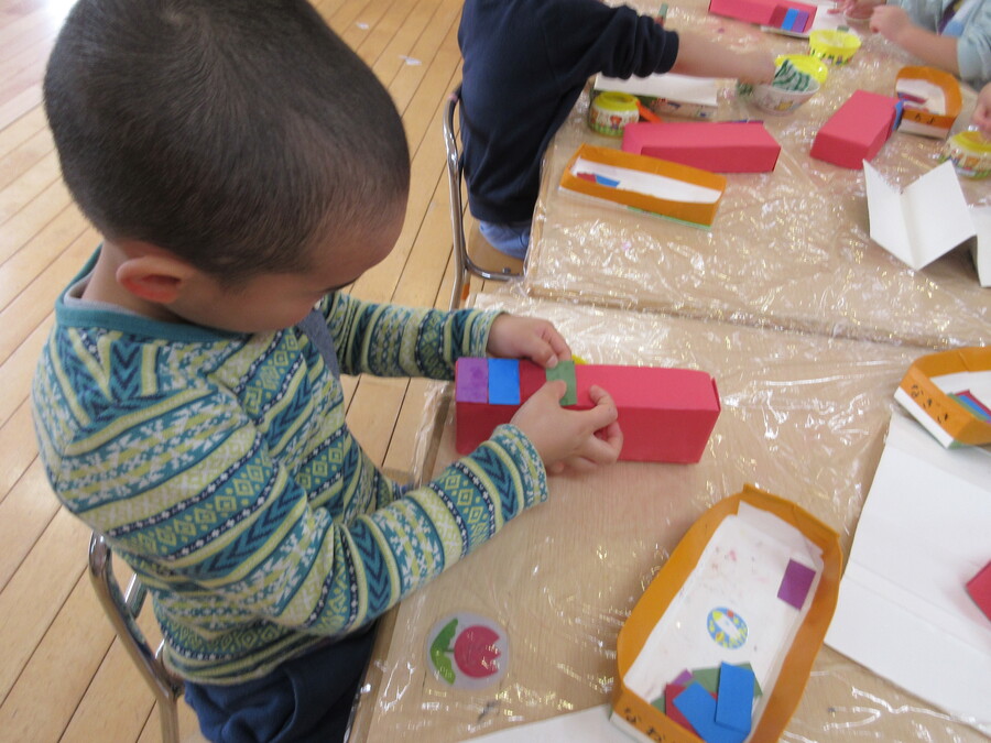 おひなさま制作をしました!染め紙をして着物を作ったり、はさみを使い、ひな台座の模様になる画用紙を切り、色の順番を守りながらのり付けをしました♪「あかりをつけましょ ぼんぼりに~♪」と雛祭りの歌をみんなで歌うすみれさん♪素敵なおひなさまができました!