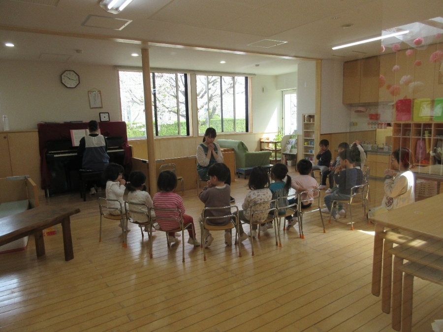 お礼拝をする子どもたちの前には、お隣のお家の大きな桜の木が。つぼみが膨らみ、そして満開の桜を毎日楽しみました。窓が開いていると花びらのプレゼントまで頂ける素敵な場所なんです。どんどん散っていく桜に少し寂しくなりながらも、少しずつ葉っぱが増えていく変化にも気づいた子どもたち。1年間を通して桜の木からたくさんの気づきをいただけそうです。