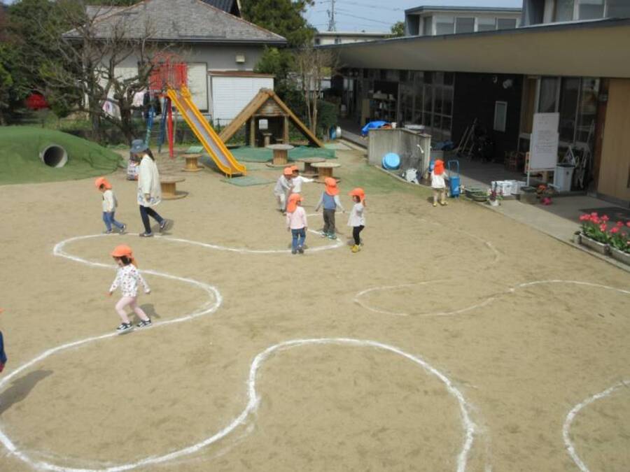 園庭に大きな迷路が登場!「さあ いこう ぽかぽかおひさまてってる♪」みんなの大好きな「ぽかぽかてくてく」の歌を歌いながら園庭をお散歩。反対から来たお友だちとジャンケンポン!最後は線を消すのが楽しくなった子どもたちでした。