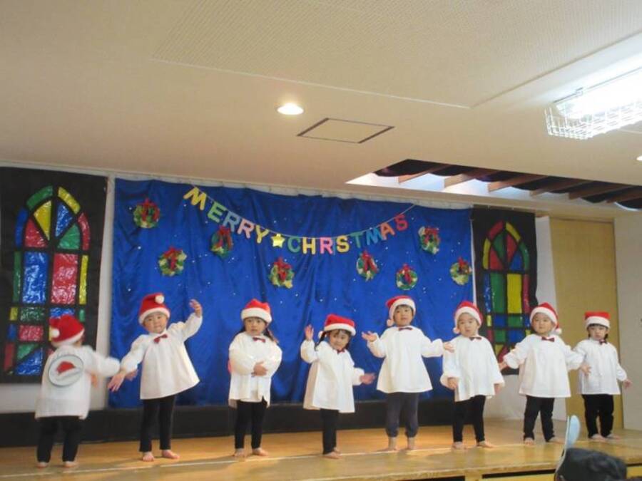 クリスマスの歌やダンスでイエス様のお誕生日をお祝い♪当日は少し緊張していたお友だちもいましたが、お家の方が見に来てくれることを楽しみにしながらクリスマスを過ごしました.みんなでクリスマスをお祝いすることができて嬉しかったね♡