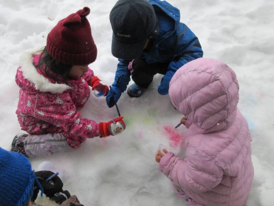 待ちに待っていた雪!絵の具で色をつけるととてもきれいになることを発見した子どもたち。お友だちが色をつけたところに塗ってみると色が変わることも見つけました。お友だちと色の変化、美しさを味わう声がたくさん♪みんなで楽しみました。