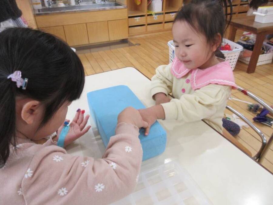 おしゃれ好きのすみれ組の子どもたち。床屋さん、お化粧やさん、ネイルやさんがオープン!オシャレをしてあげたいお友だちがたくさんで、道具が取り合いになることもありましたが、それも経験。男女関係なくオシャレを楽しんでいました。