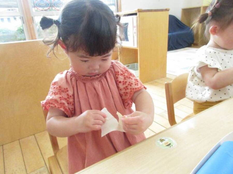 以前に作ったさくらの花を緑の葉っぱに作り変えました。ことりさん遊びに来たらいいねということでみんなで小鳥を作りました。折り紙をビリビリやぶって羽根を作ったよ。破るのも指先に力を入れないといけないのでちょっと難しいんです。素敵な羽根ができてよかったね。