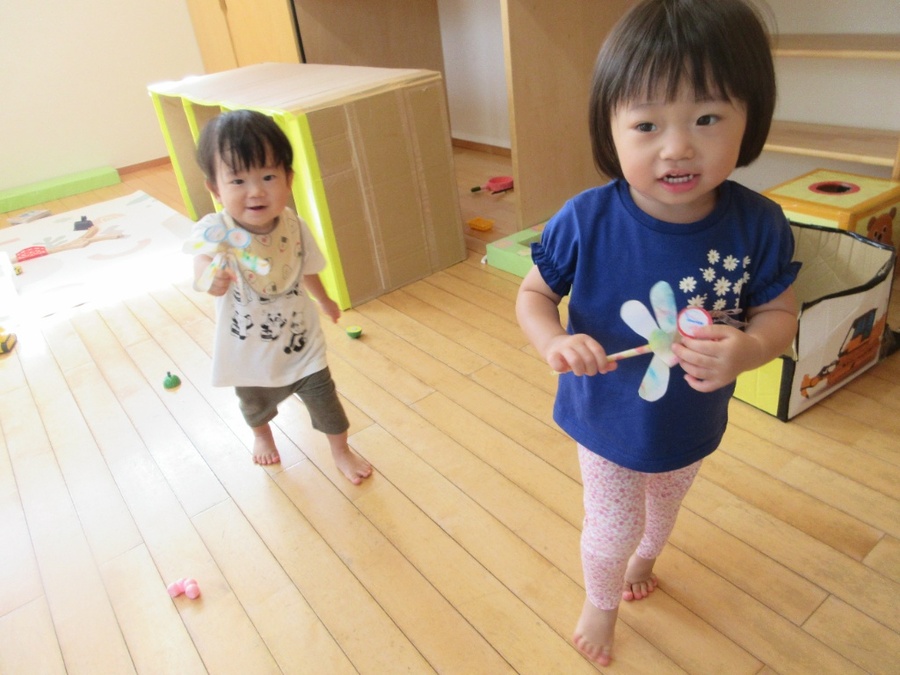 空を見るとトンボを見つけました。「とんぼ!」指をさしてうれしそう。染め紙できれいな羽根のトンボを作ってみました。一人づつのトンボはみんなのお気に入りになりました♪ 壁に飾ってあるのをときどき手に持ってお散歩させています。