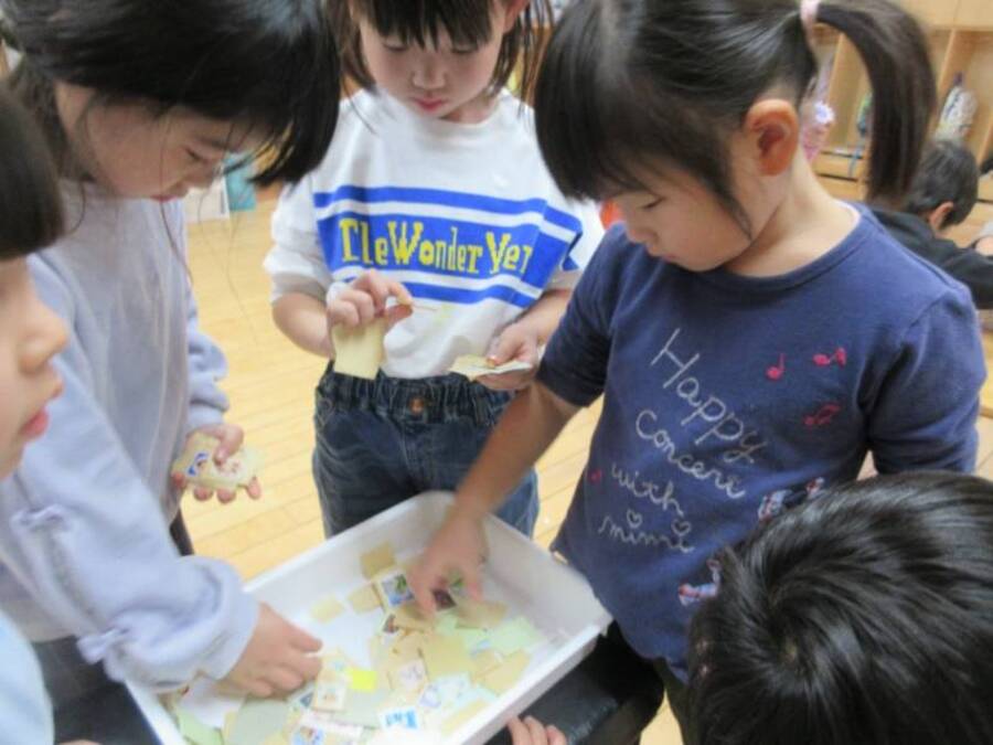 戦争や貧困など世界中の困っている人たちのために献金をおささげした子どもたち。献金以外にもそのような人たちのためにできることをいくつかお話してきました。今回は幼稚園で集めている「使用済み切手集め」についてお話ししました。知っているキャラクター、かわいいデザインなど見ていると楽しい使用済み切手が医療を受けられずに困っている人たちの役に立つのだと知りました。お手紙を出すことが少なくなった時代。お家になかなか使用済み切手がないかもしれませんが、もしありましたら幼稚園に持ってきてくださいね。