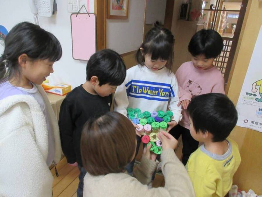 クリスマス礼拝前から作り進めていたオリジナルアドベントカレンダー。クリスマスに向けての準備が忙しく、作業がストップしていたため「このままかな~」と思っていたところ「これせんなん!」と急ピッチで作業を進め無事完成!「きょうは〇〇せんせいや!」と開けるのは先生限定。かわいい顔が描かれたどんぐりが1つずつ入っていました。子どもたちの中では当たり、はずれがあったそうです。1日1人ずつ開けていきました。「これクリスマスすぎちゃうよな~」と思っていたところ、このことに気付いたお友だちが。きちんとクリスマスまでの日数を計算してクリスマスの日無事25が開けられました。
