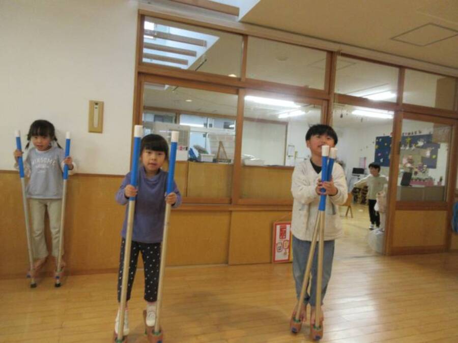 身体を動かすのが大好きな子どもたち。今度は竹馬にチャレンジ!「ぼくのれた!」と自信満々で話している子どもたちですが実は踵に補助がついています。先生が「本当の竹馬はこうだ!」と見せると、補助なしでチャレンジしてみるお友だちが。少し歩けるようになったお友だちも出てきて、これから竹馬が盛り上がりそうです。たくさんのお友だちが補助なしにチャレンジしてみてほしいなと思っています。