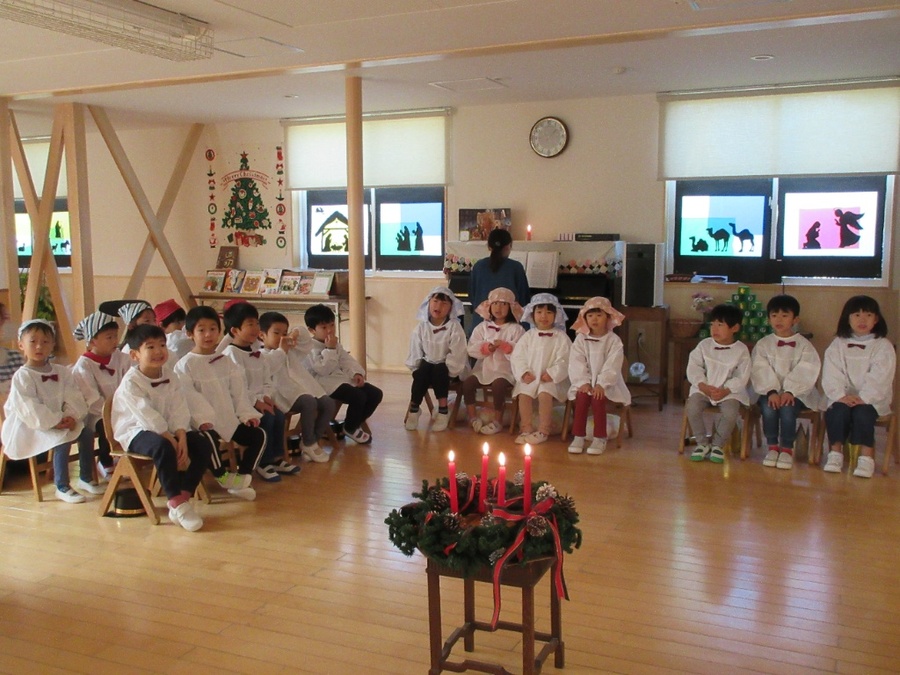 1カ月間頑張って練習してきた聖誕劇も本番を迎え、一人ひとりが大事な役だということを感じながら堂々とステージで役をやり遂げました。朝幼稚園に来て準備をするときから「みんな揃ってよかった!」と喜びを友だち同士で話している姿もあり、みんなでクリスマスをお祝いできて嬉しいです☆