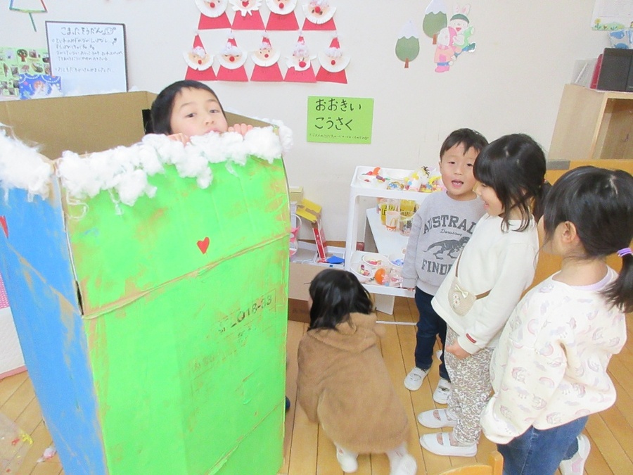 ”お菓子の家”?の色塗りが完成し、ドアの取っ手が付くと…「とんとんとん宿屋さん、どーかひと晩泊めてください」聞いたことのある歌が聞こえ、聖誕劇が終わった後もこうして友だち同士でひらめくアイデアにびっくりですね、、、!