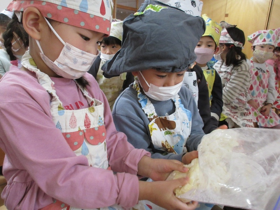 クッキーの材料ってどんなものが入っているのかな?どうやって型をとるのかな?ウキウキで型をとる子どもたち。友だちの型も貸してもらって、いろんな形のクッキーができました!みんなで作って食べるとおいしいね^^