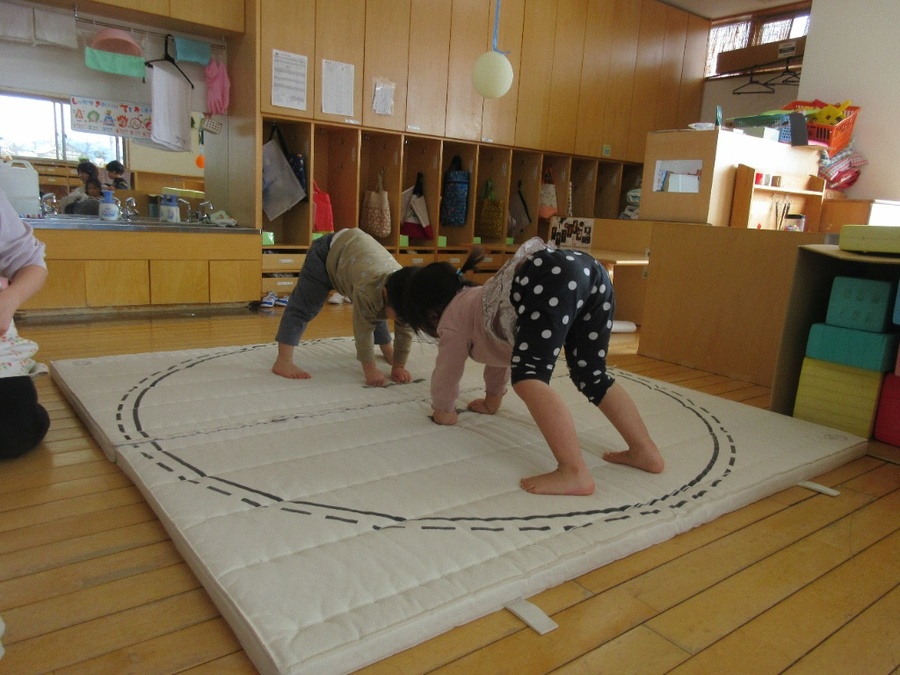 「はっけよーい!のこった!」お相撲にやる気満々のたんぽぽさんです!お兄さん達の取り組みを見て、「やりたい!やりたい!」勝っても負けても「もう一回!」大張り切りの子ども達でした!取り組みの準備も様になって力強い相撲を見せてくれました☆お相撲大会にも参加してみんなで頑張ったメダル嬉しかったね♪
