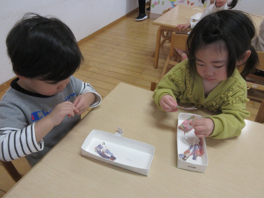 お雛様製作をしました。お内裏様、お雛様、三人官女、五人囃子などいろんな名前の人がいることを知りました。幼稚園のお雛様を見て、「これ三人官女?」と答えている子もいることに驚きです。お部屋の雛飾りを作ると、じっくり真剣な表情で取り組む子どもたちでした。目・鼻・口を理解して描ける子が増え、色んな表情の可愛いお雛様がたくさん出来ました♪