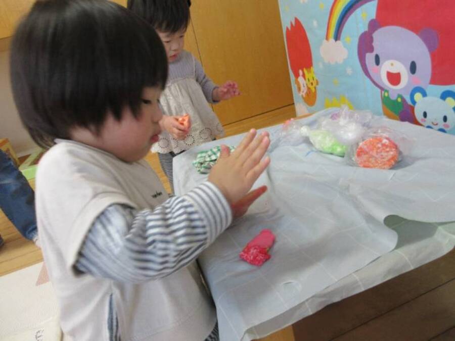 ホールに飾られたお雛様。大きくてびっくりしていたお友だちもいましたね。可愛い自分のお雛様も作ってみよう。好きな色の紙粘土を選んでまぜませこねこねして着物を作りました。素敵な模様の着物が出来ました。はやくお家の人にも見せたいな。