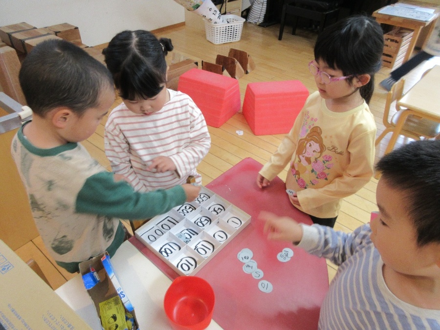 「今日もレストランしよう」お部屋ではお店屋さんごっこがブームです。お金作りから始まり、メニューも自分たちで考え、積み木で作ったお座敷まであるレストラン!他のクラスからお客さんがやってきて大忙しです。「忙しい!」と言いながらも、「明日はメニュー変えようよ」「レジのピッってするやつほしいね」と張り切っています。