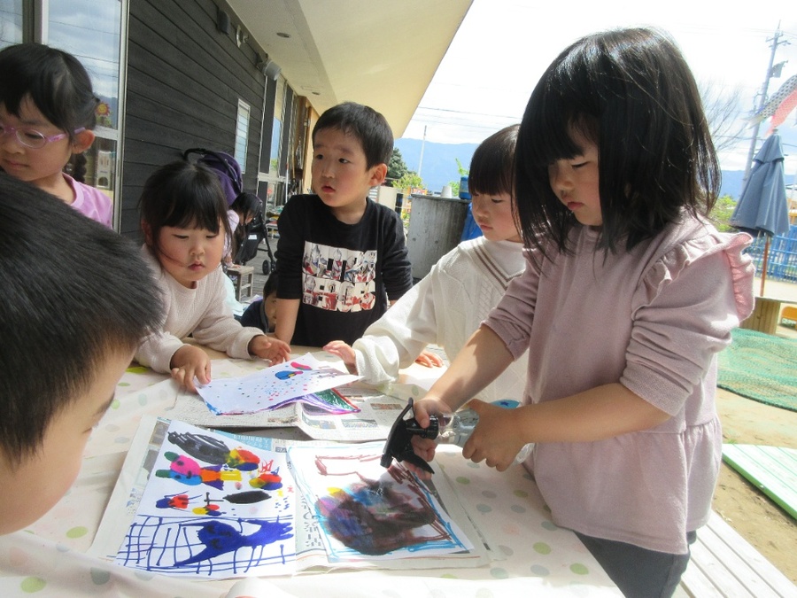「3・2・1!魔法の水の力だ~!」魔法の紙(障子紙)にマーカーで絵を描いて、魔法の水を吹きかけると、みるみるうちに模様や色が変わっていって、「ここ紫になった!すごい!」など大興奮!いろんな色が交ざり合って面白い模様ができていました。お気に入りのにじみ絵は、こいのぼりのうろこにすることにしました。