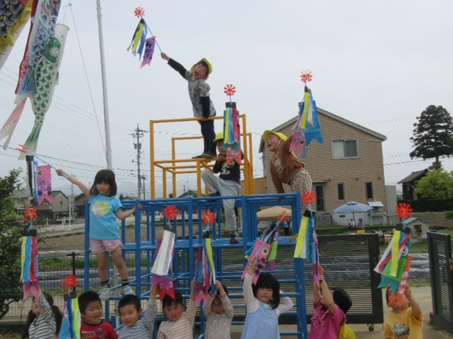 「こいのぼりできたよ」みんなで作ったこいのぼりが完成!みんなで園庭のこいのぼりの近くまで行って泳がせてみました。”もっと回れ~!””見て!泳いでる”と嬉しそうでした。こいのぼりのように元気にのびのびと大きく育ちますように♪