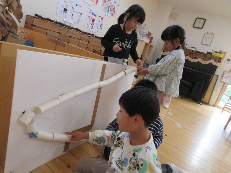 福光公園でたくさん拾ったどんぐりを使ってどんぐりコロコロ装置を作りました。途中うまく転がらないところが出てくると、「ここじゃない?」「やっぱりここだ!!」と何度も転がして原因を確かめて、補強しての試行錯誤の繰り返し。うまく転がると「おお~★!」と拍手も起こりましたよ。でも思い通りにどんぐりが転がっていかないことも面白くってゴールを目指す遊びではないオリジナルルールの遊びも夢中で遊んでいました。どんぐりって制作にも遊びにも使えて楽しい木の実ですね♡
