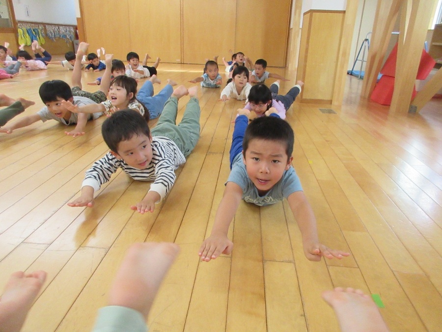 頑張った運動会!楽しかった運動会!!ばら組さん、すみれ組さんがやっていた競技を教えてもらいながら運動会ごっこをしましたよ。ばら組さんとペアになって組体操にも挑戦!いろんな技にドキドキして最初は「えーできるかな・・・」と不安そうな子どもたちでしたが、優しく教えてもらうと、「ちょっと難しいけどできた!!」と自信がついた表情で難しい技もやってみていましたよ。「みて!すごいでしょ」と得意げでした☆ 来年の運動会に期待したいです♪