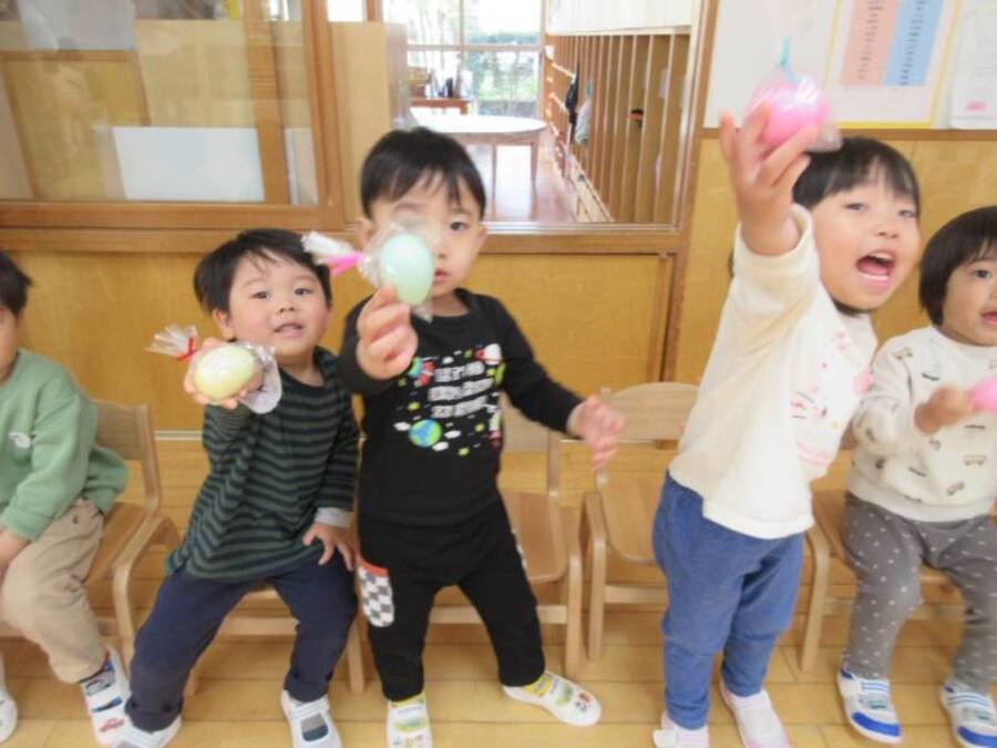 卵の殻を割って生まれるひよこにイエス様の復活が似ていることから卵(イースターエッグ)を使われるようになった話を聞いて、卵探しでは両手でそっとリュックまで運ぶ子どもたち、どうしてかと言うと、、?“卵の中はひよこかもしれない”なんて可愛い子どもたち、ひよこだったらエサをあげなくちゃね!