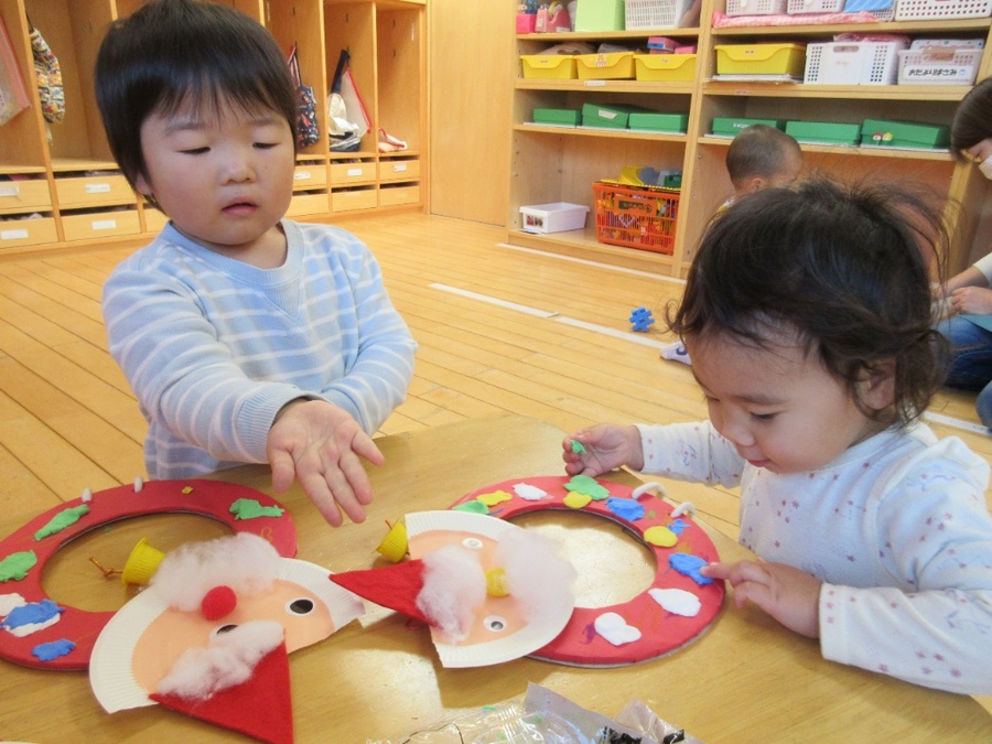 ”粘土のおかわり、ちょうだ~い”お家の方へのクリスマスプレゼントにサンタさんのリースを作っています。紙粘土をこねこね、ぺったん。丸めたり、細くしたり、他の色の粘土と混ぜたりが楽しくて、なかなかぺったんできないみんな。「見て~!かんせ~い!」と最後は大満足でした♡