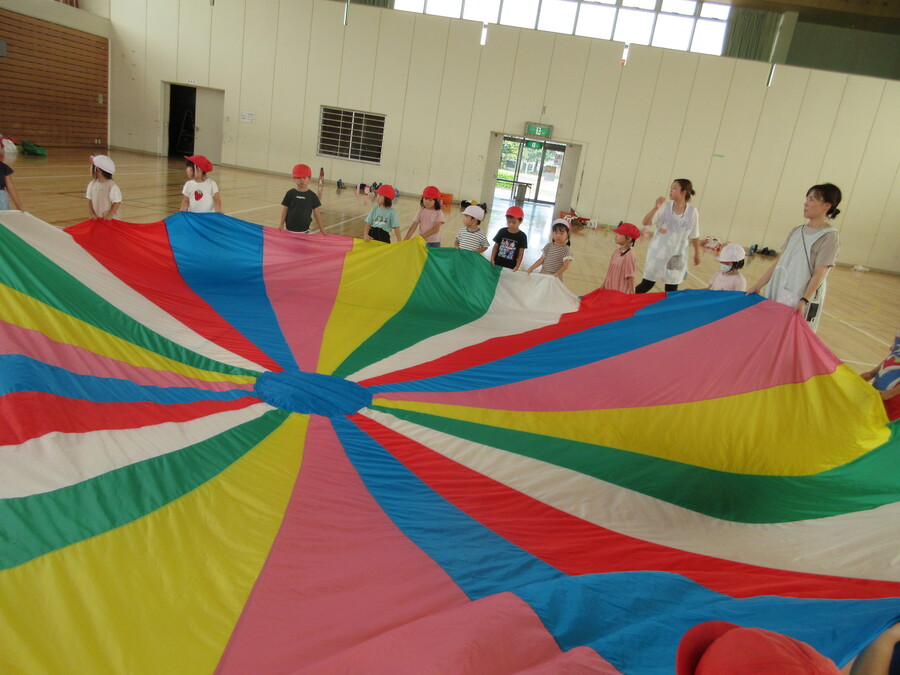 かけっこと同じくらい大好きな「パラバルーン」♪バルーンを高く上げ、下すと大きな風船のような形ができたり、バルーンの中に入ってみると「きれいなにじいろ!」と大喜びな子ども達♪当日もみんなの笑顔がたくさんはじけることでしょう♡