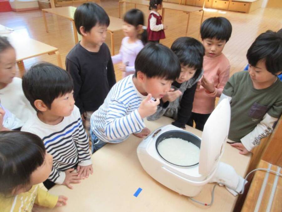 渡辺さんの田んぼで育った新米でおにぎりを作り味わいました。みんなで米とぎにもチャレンジ!お家でやったことのあるお友だちも多く慣れた手つきでお米を研いでいました。蓋を開けた瞬間拍手が起こるほど、炊き立ての新米の香りと美しさが格別でした♪