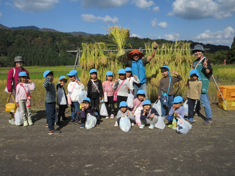 なんバスに乗りなべちゃん農場の渡辺さんの田んぼへ。春に播種作業をし、夏に田植えをさせていただいた田んぼのお米が元気に育ち、今回は稲刈りとはさがけ体験をさせていただきました。自分たちの手で蒔いた籾が大きくなって自分たちの手で稲刈りができたこと、田んぼとその周りに住む生き物たちのおかげでおいしいお米ができることを知ることができました。そしてこんなにもたくさんの経験をさせてくださった渡辺さんを始め、協力してくださった皆さんに感謝したいです。本当にありがとうございました。