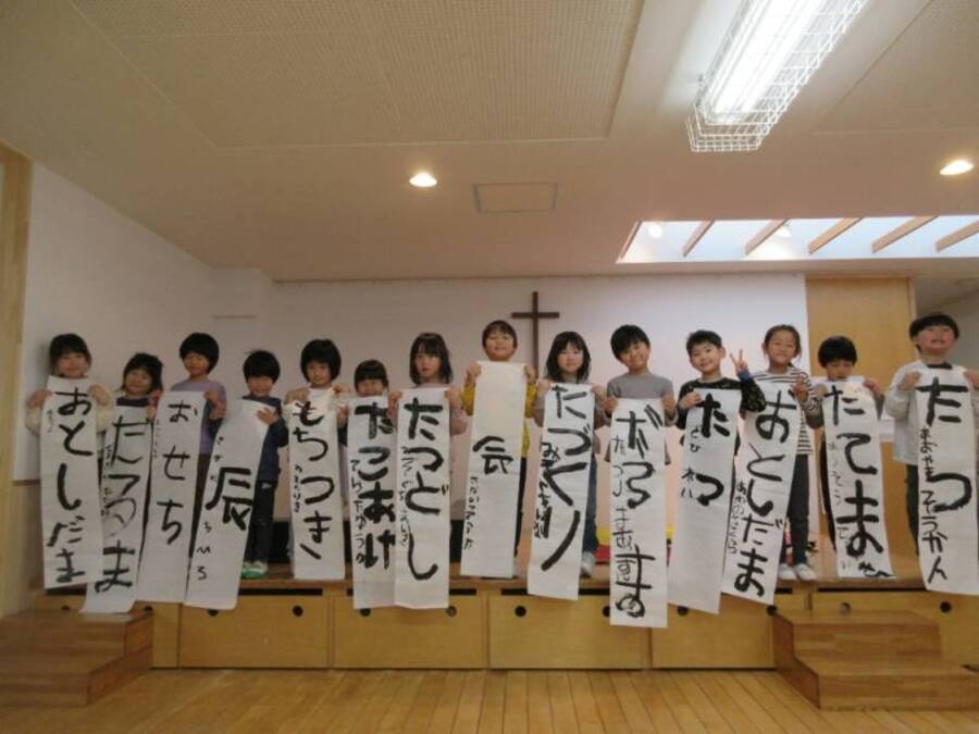 毎年恒例の書初め。「今年は何を書こうかな~」「去年たこあげって書いた!」そんな会話が弾み、お正月らしい言葉をそれぞれ考えて書きました。筆で書くのは難しいですが、みんな堂々と大きな字で書くことが出来ました!
