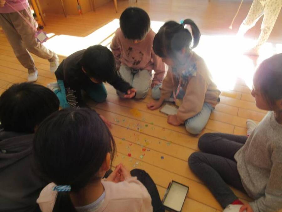 お部屋に伝承遊びコーナーが登場!馴染みのあるカルタだけでなく、けん玉、福笑い、あやとり、坊主めくり…人気だったのはおはじきでした。そして幼稚園からのお年玉の木ゴマにもチャレンジ!こま回し名人を目指して何度も練習。名人メダルをもらったお友だちはフラフープの中で回すなど新たな技にも挑戦中です☆彡