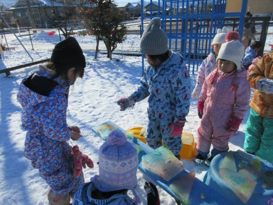 畑の大き畑の太くて大きな氷を売っている氷屋さん。そこから氷を買って色を付けると、キラキラ光ってとってもきれいな氷が宝石のよう☆彡宝石を並べて宝石屋さんをオープン!他のクラスのお友だちと一緒に楽しみました。