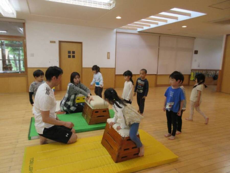 体操教室でとびばこにチャレンジしました。まずは登ってジャンプ!最初は、大きな見た目に「怖い…」と言っている子もいましたが、やってみると「できた!」と自信もついてきて、次はもう少し難しいレベルアップコースにどんどんトライしていました。次はとうとう跳び越え!①ジャンプ②手を置く③足を広げて跳び越える の3つをリズムよくするのが難しかったですが、「できる!」と自信をつけた子どもたちは、何度も何度もやっていましたよ。最後にはコツもつかんできていました。