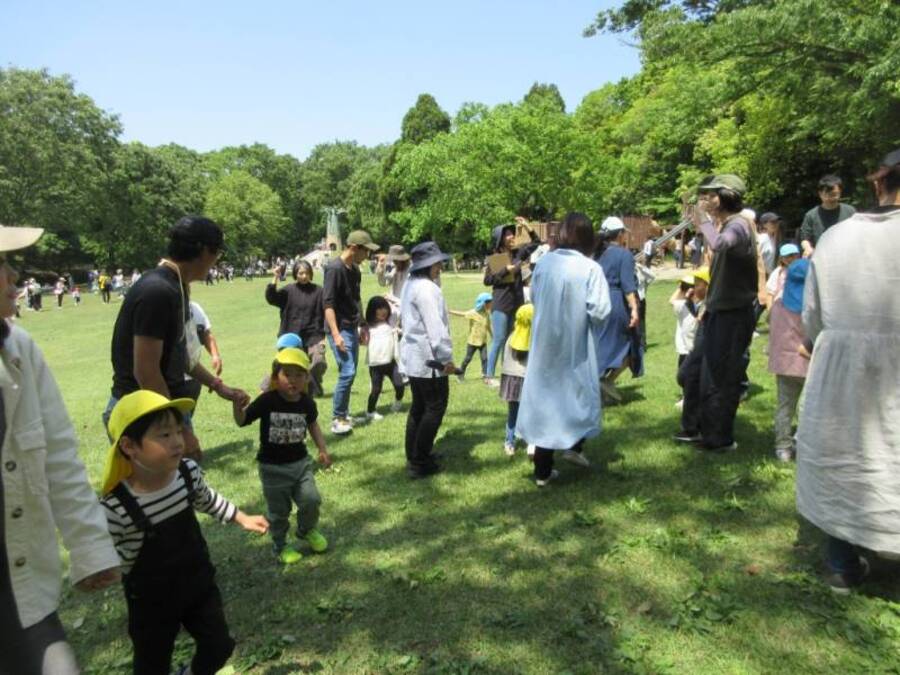 前日には持ち運び用マップとてるてる坊主を作り、この日を心待ちにしていた子どもたち。お家の方と一緒に、写真を見ながら調べていた動物たちを実際に目の前で見られて、目をキラキラ輝かせている姿がとても印象的でした!!実際の動物を見て、新たな発見や気づきがたくさんあったようですね。お忙しい中のご参加ありがとうございました!