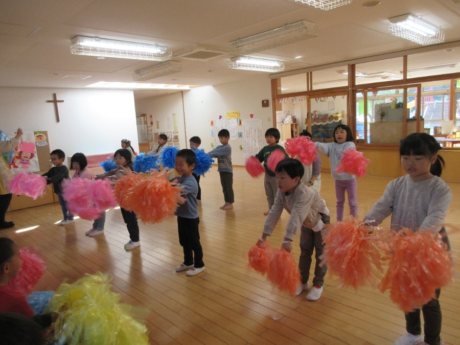 ちきゅうのこどものダンスでは、いきいきまつりの時からバージョンアップして隊形移動も頑張って練習しました。練習していくうちにどんどん楽しく、上手になっていき、練習以外でも歌を口ずさんだり、踊ったりして楽しみにしていた子どもたち。ヘリオスの大きなステージでもお家の方の顔が見えると緊張も飛んでいき、全員がにこにこで踊る姿に成長を感じました!ご協力ありがとうございました!