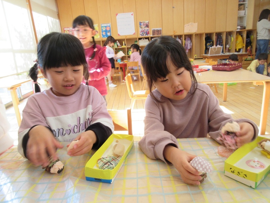 秋に巻いていたさつまいものつるをリースに変身させてプレゼント作り!秋に拾っておいた木の実を使って飾りを作りました。松ぼっくりマリア様ヨセフさんが出来上がると、聖誕劇のセリフを言いながら人形劇を始めたり、「かわいいな♡」と眺めたり愛着が湧いているようでした。どんなリースになるかはお楽しみに♪ぜひお家に飾ってくださいね。