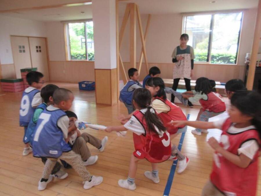 2チームに分かれて、タオルを引っ張り合う「タオルひっぱりゲーム」。子どもたちの大好きなゲームです。勝ったり、負けたり、勝負する楽しさを味わうだけでなく、同じチームの友だちとどうしたらたくさんとれるか作戦会議を取り入れることで、話し合う大切さ、協力する大切さも味わうことができました。