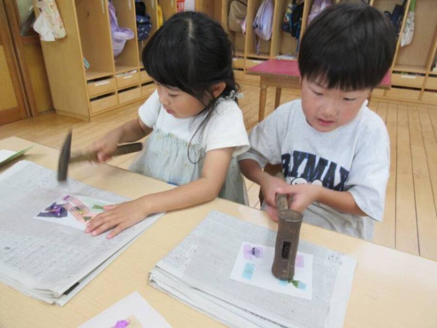 園庭や園の周りの草花を使ってたたき染めに挑戦!はっきり色がついたり、緑色の葉っぱのはずが変色していたり…面白い発見がたくさんありました。保育参観ではたたき染めのコースターを作りおうちの方ともたたき染の楽しさを共有することができました。