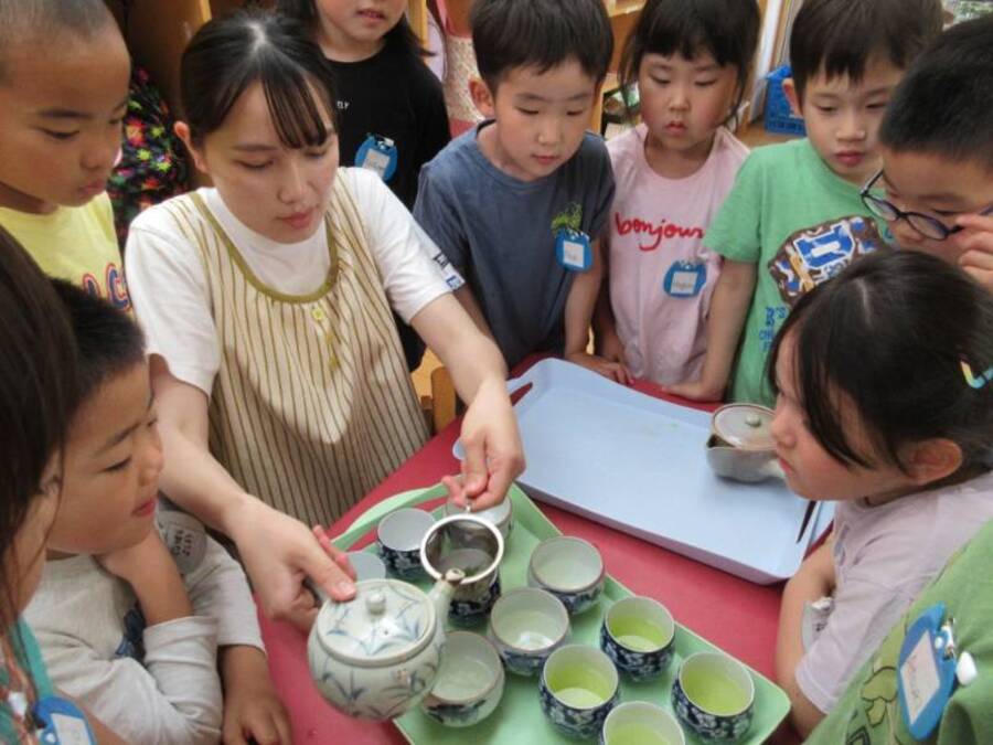 お家で楽しむことが減っている緑茶。今回は新茶をみんなで飲んでみました。急須を使ってお茶を入れる先生の様子に興味深々。お代わりしちゃうほど緑茶が大好きになりました。自然と両手で湯呑を持ち味わう子どもたちの姿に先生はほっこりした気持ちになりました。