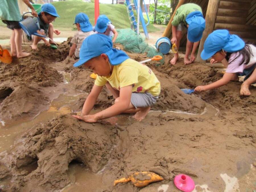暑い日はやっぱり裸足に!砂と水を使ってダイナミックに遊ぶ子どもたち。砂と水の気持ちよさを味わっていくうちに水路が登場!みんなで作り進めていくうちにスライダーやトンネルとどんどん増えていきました。「どうしたらトンネルになるんだろう?」「くずれちゃった!でももう一度!」何度も繰り返すことで楽しさを感じられる遊びに子どもたちも夢中になっていました。またベランダには足湯が登場!ドライフラワーにしていたバラや畑にたくさん生えていたミントを浮かばせたりといい香りのする足湯に大満足でした。