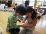 コマ回しに夢中・・・。
