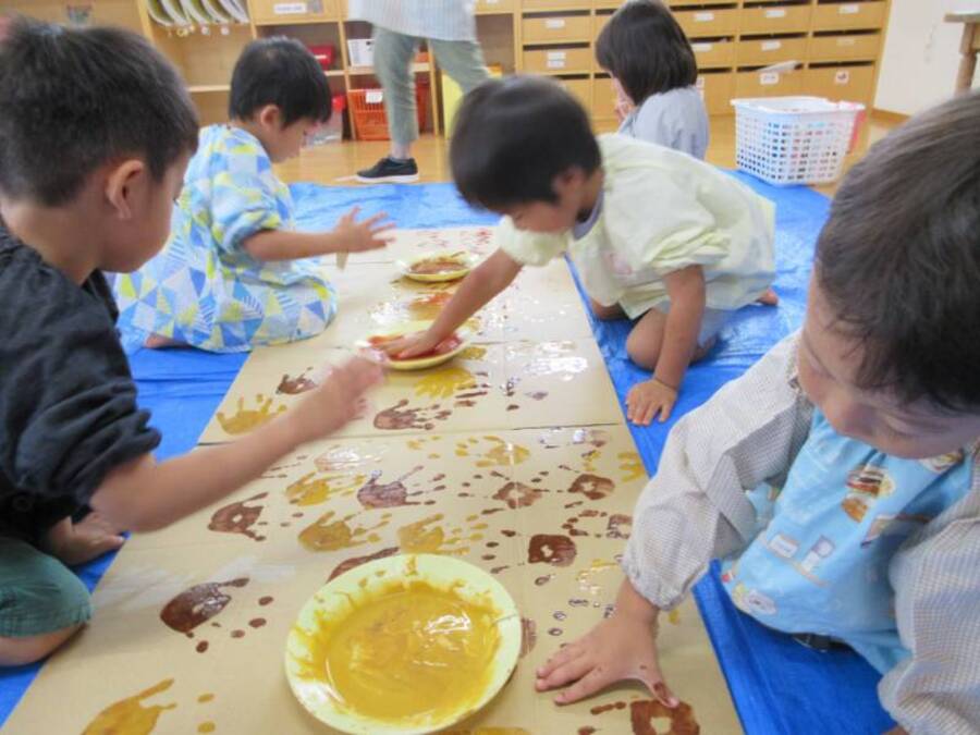 運動会に向けてみんなで虫さんの集まる木を作りました。みんなで色を付けたり、新聞を詰めたり、草係と虫係に分かれて虫さんの食べ物を作ったり…みんなで協力して作りました。運動会の時にお子さんと一緒に見てみてください!