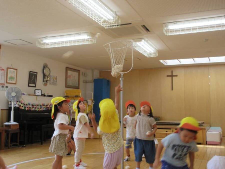 運動会ではゆり組さんと一緒にダンシング玉入れを行います。玉入れをしたり、ダンスをしたり忙しいけれどとても楽しい玉入れです。ゆり組さんともこのダンシング玉入れを通して仲良くなれました♪温かい拍手と応援をよろしくお願いします。