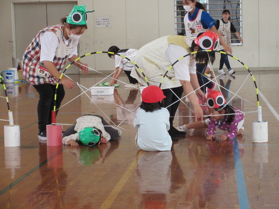 運動会の親子競技では親子で虫ムシたんけんたいに変身!くもの巣をくぐったり、ケンパーをしたり、親子でポーズをしながら進んだり…親子で楽しい触れ合いの時間を過ごしましょう。ぜひお家でポーズを練習してみてくださいね☆彡