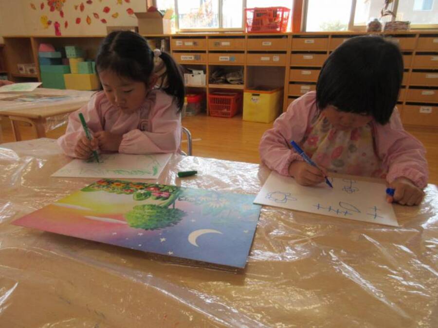 神さまのお話の紙芝居「てんちのはじめ」を見てスチレン版画に絵を描きました。このお話にとても興味を持っていた子どもたちの絵は本当にイキイキしていてどれも素敵な絵になりました。この絵はカレンダーになります。お持ち帰りを楽しみにしていてくださいね☆彡